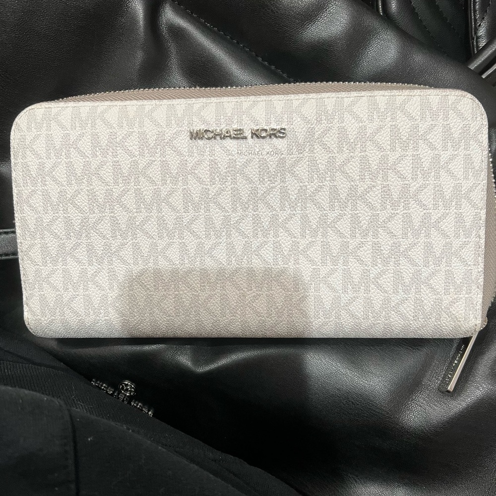 Michael kors wallet